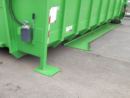 Guide rails under roll-off containers - 1